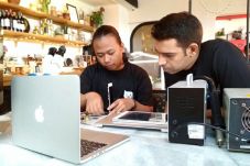 iPhone atau Mac Anda...
