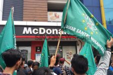 McDonald Dilempari Telur...