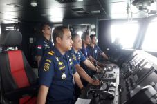 Kapal Kayu Terbalik,...