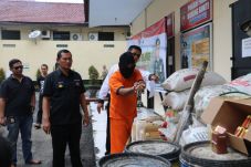 Polisi Bongkar Pabrik...