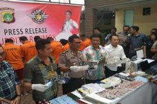 Komplotan Ini Jual Mobil...