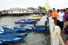 Bupati Bintan Berikan...