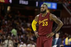 LeBron James Cetak Triple-Double...