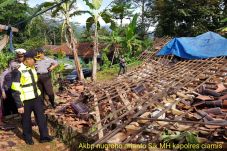 Peringatan Tsunami Berakhir,...