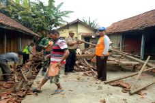 Dampak Gempa 6,9 SR,...
