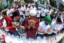 Dukung Palestina, Warga...