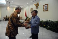 Jusuf Kalla Serahkan...