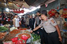 Kapolda Kalbar Cek Harga...