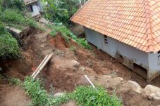 48 Rumah Rusak dan Terancam...