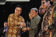 Gubernur Aher Raih Leadership...