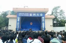 Ribuan Warga China Nonton...
