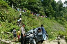 Avanza Masuk Jurang,...