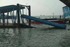 Jembatan Ponton Pelabuhan...