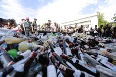 Ribuan Botol Miras Disita...