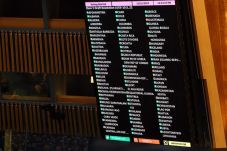 Menentang AS, Mayoritas...