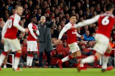 Dicemooh Fans, Wenger...