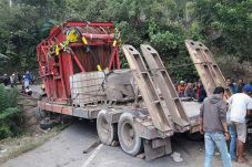 Trailer Masuk Parit,...