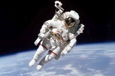 Astronot Pertama yang...
