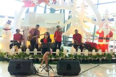 Natal di Bandara Soetta,...