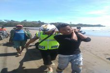 Tergulung Ombak Pantai...