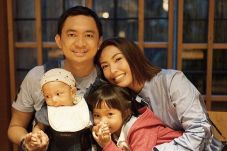 Ayu Dewi Pilih Tahun...