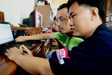 Di Sepanjang Jalan Gelap,...