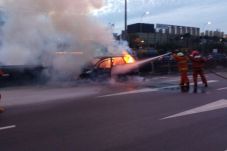 Mobil Terbakar di Tol...