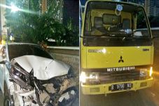 Hajar Truk di Jalan...