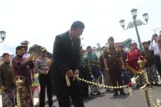 Pintu Masuk-Keluar Kompleks...