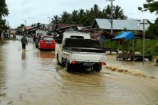 Sungai Kalola Meluap,...