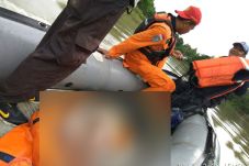 Terjatuh ke Sungai,...