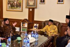 Akhir Tahun, Menteri...