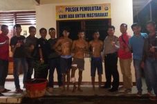 Tabrak Polisi dan Acungkan...