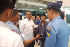 2 Penumpang Bandara...