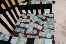 Belanja Pakai Uang Palsu,...