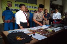 Ngaku Polisi yang Bertugas...