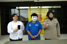 Jual Perempuan di Facebook,...