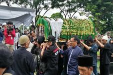 Babeh Yon Koeswoyo Dimakamkan,...