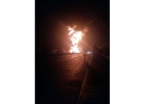 Truk BBM Terbakar di...