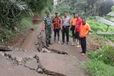 Hujan Deras, Jalan Penghubung...