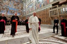 Paus Francis Desak Dunia...