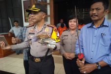 Komplotan Rampok Bersamurai...