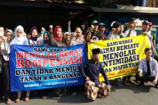 Tolak Penggusuran, Warga...