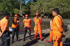 Jatuh dari Perahu, Seorang...