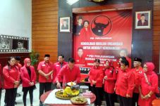 Kado Ultah PDIP, Kang...