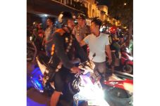 Rosi Dipukul, Puluhan...