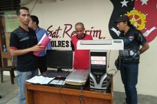 Tunggu E KTP Lama, Pria...