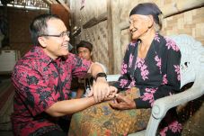 Kunjungi Lansia, Bupati...