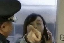Wanita China Halangi...