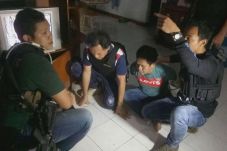 Ditodong Pistol, Sepasang...